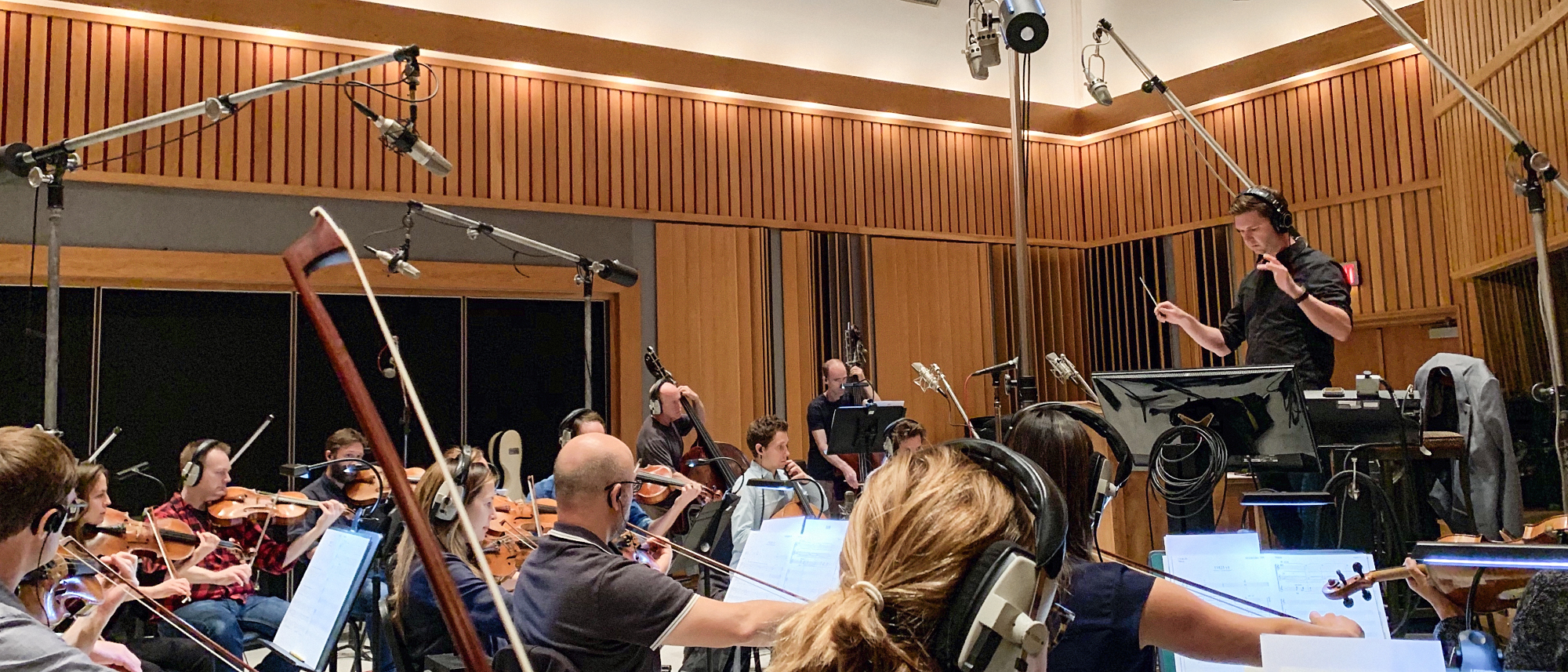 Jonathan Beard conducting an orchestra