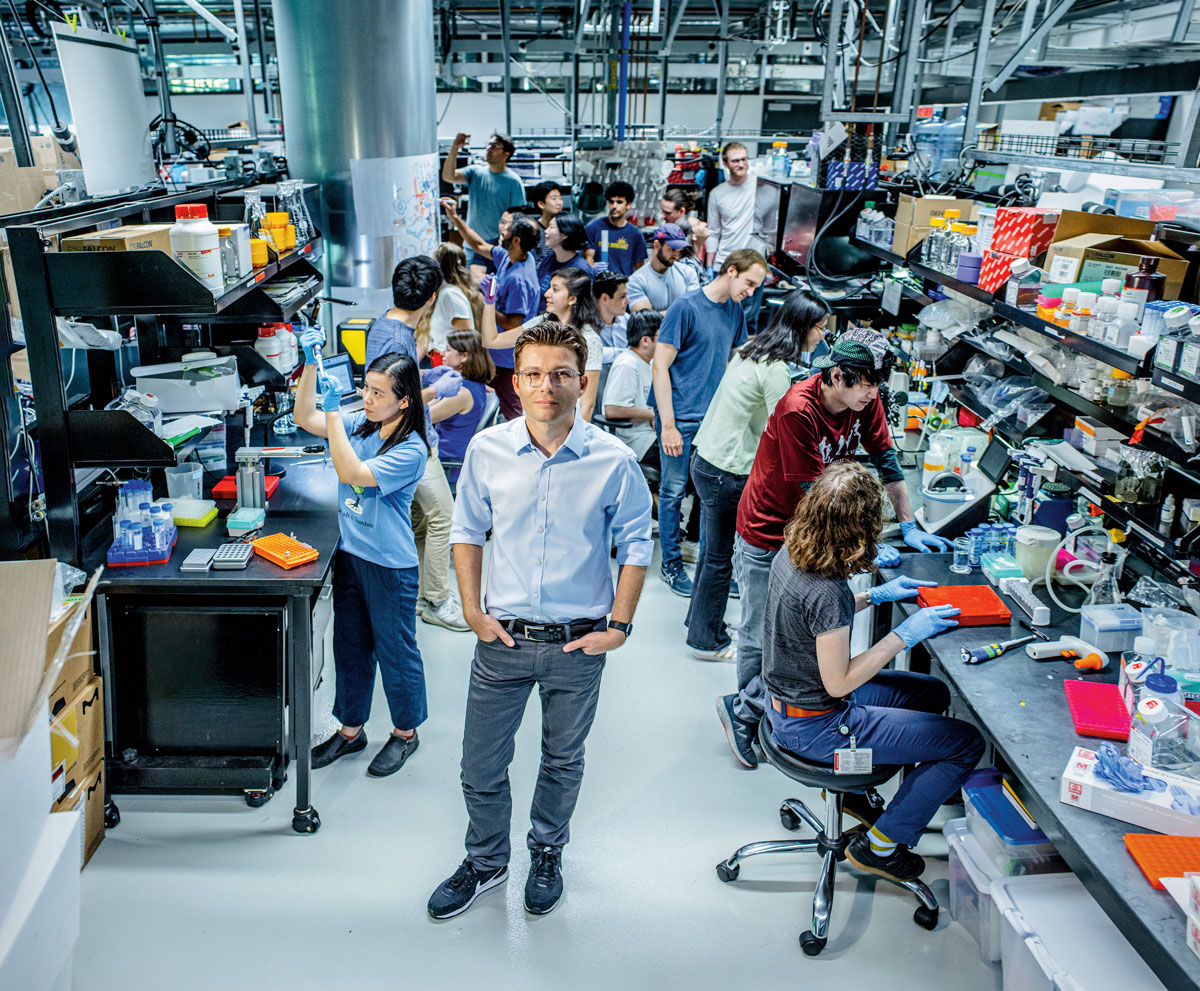 Paşca in his lab with researchers.