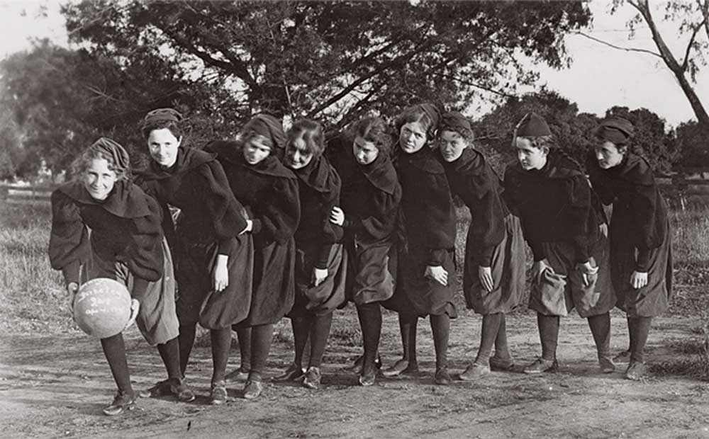 Women's basketball team from the mid-1890s